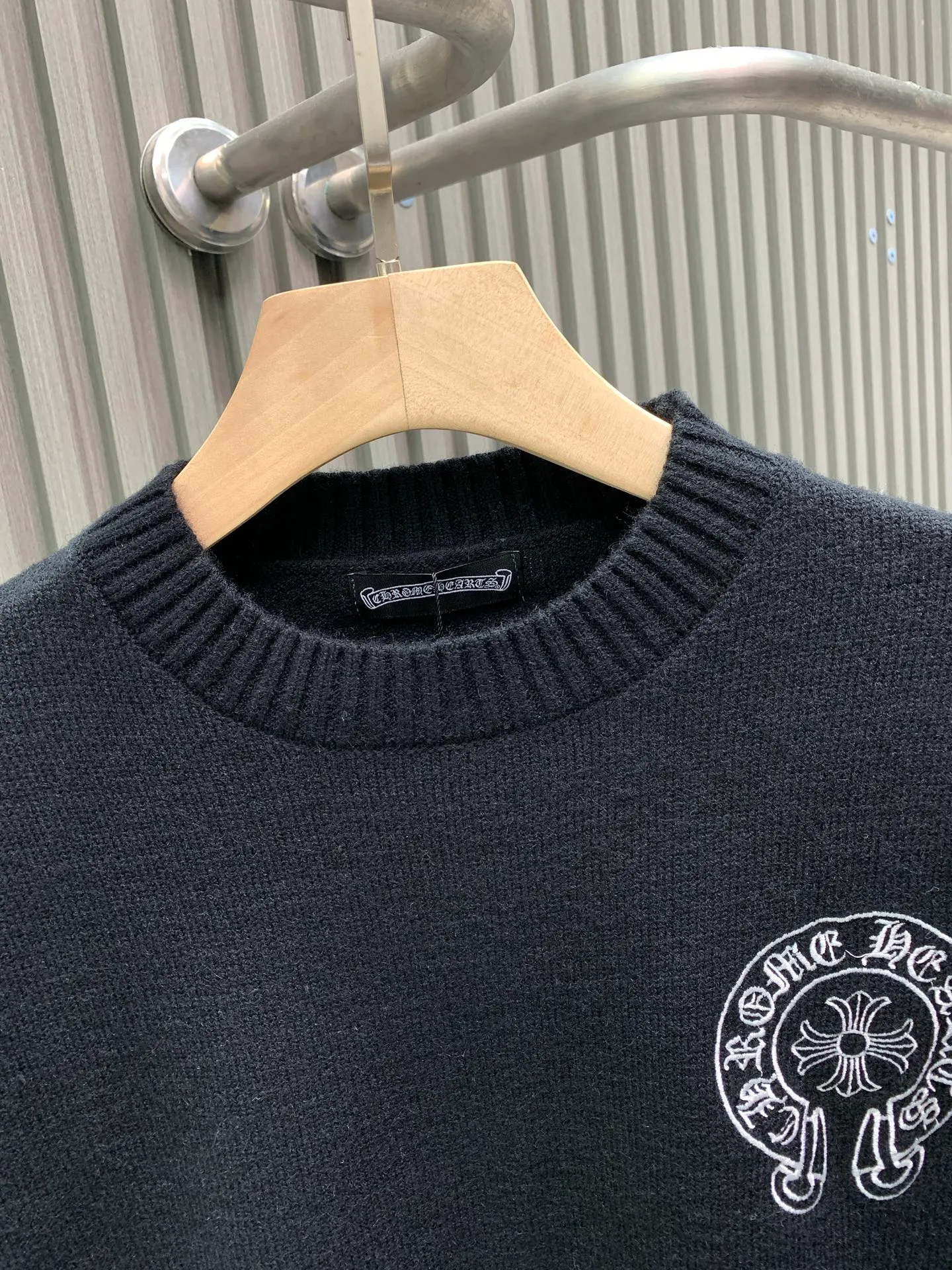 P360 🀄️ Chrome Hearts 2025 autumn and winter new Sanskrit cross-flower knitted pullover. The fabric is made of pure cotton wool. It has a delicate and soft touch. The texture is breathable. It comes with 1x1 thread in the same cylinder. The collar thread is a pure cotton pull thread. The back uses an imported embroidery machine and is not easy to fall off. It is super delicate. It is like a ceiling. The hangtags are all developed and customized according to the original version. It adopts a box-cut design, which is more simple and loose, and also hides the meat and leans more. The product is extremely difficult, extremely white and youthful, and can be worn by both men and women. It is an indispensable simple item in autumn. Positioned tailoring, oversize, loose fit, full of details. Customized matching accessories. Leather embossed craftsmanship. The style is rock and roll retro. The workmanship and texture are first-class. The three labels are consistent. The packaging bag has a logo. It is tall and can be worn by both men and women.